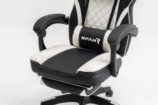 scaun gaming alb negru pentru setup modern